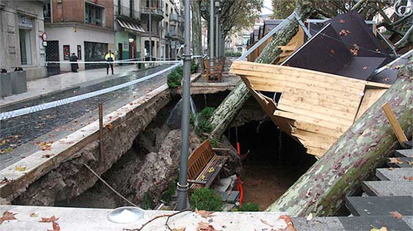 Après de fortes pluies, le sol s'effondre, en bas de la Rambla, <br>au niveau de la statue de Narcís Monturiol. Photo EPA