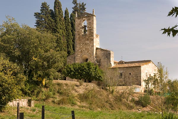 L'église Santa Maria Porqueres vu du sentier