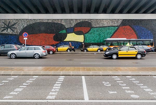 Miro a créé un immense mural pour l'aéroport El Prat de Llobregat