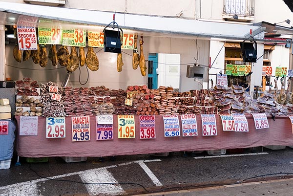 Allez faire vos courses au marché de Figueres, on y trouve de bons produits locaux