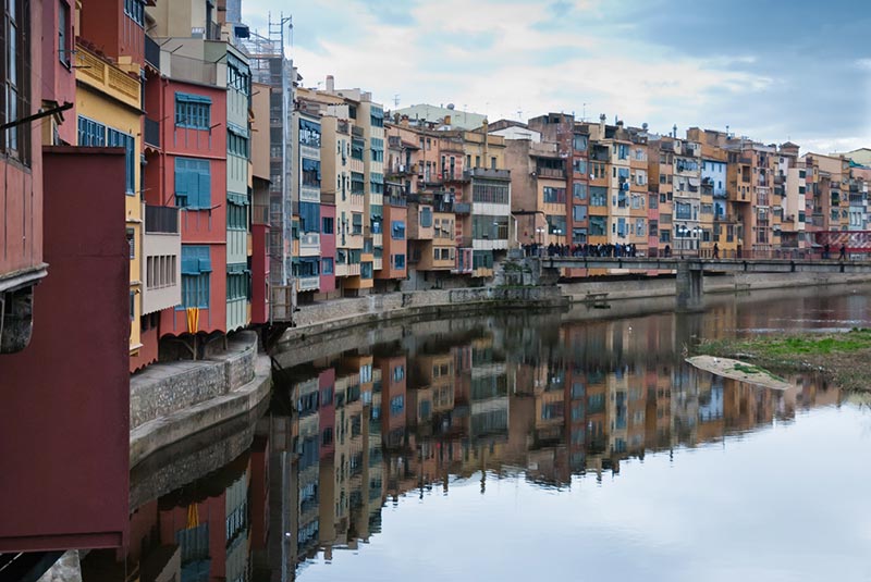 Capitale catalane, au bord de l'Onyar, ses belles maisons et son ambiance