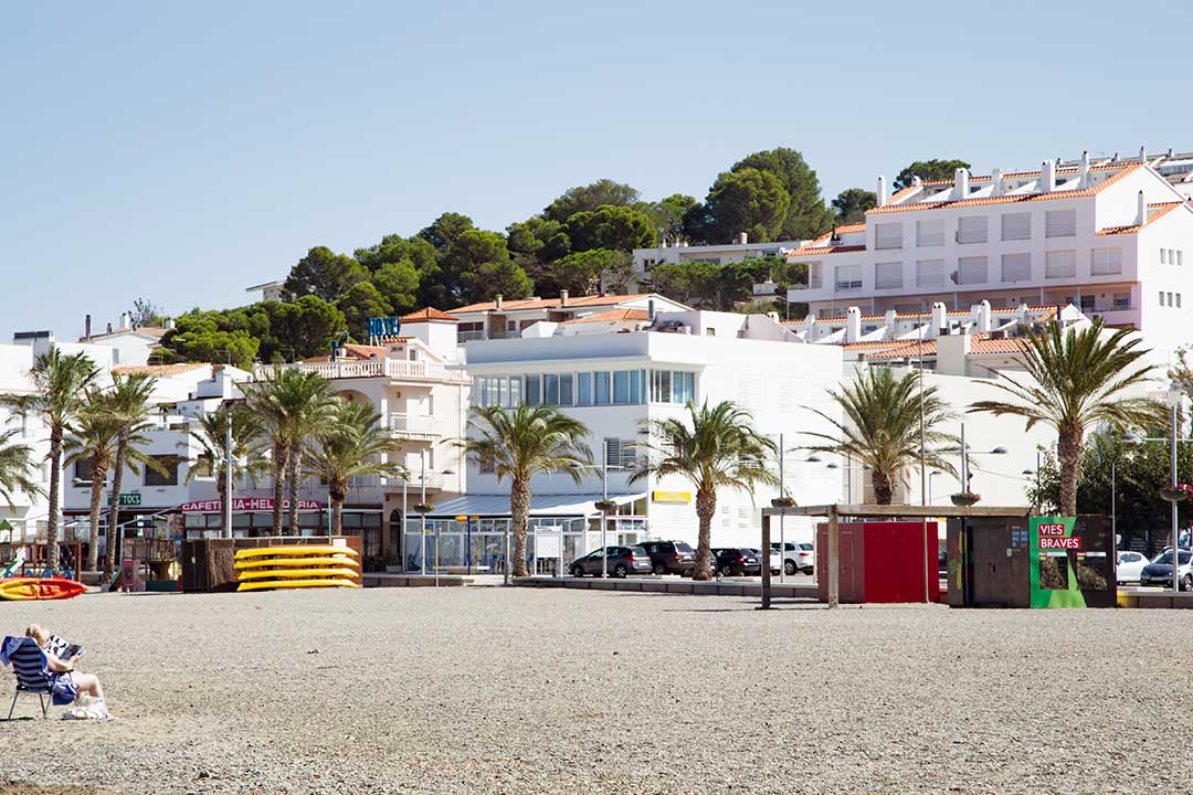 Sur le parking à côté de la plage, le marché de LLança